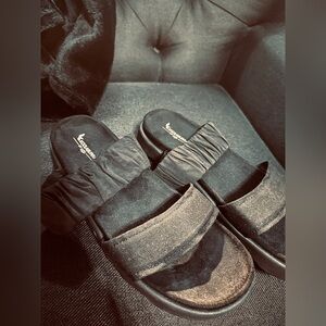 Ladies Ugg Koolabura Size 10 sandal NWOT Black